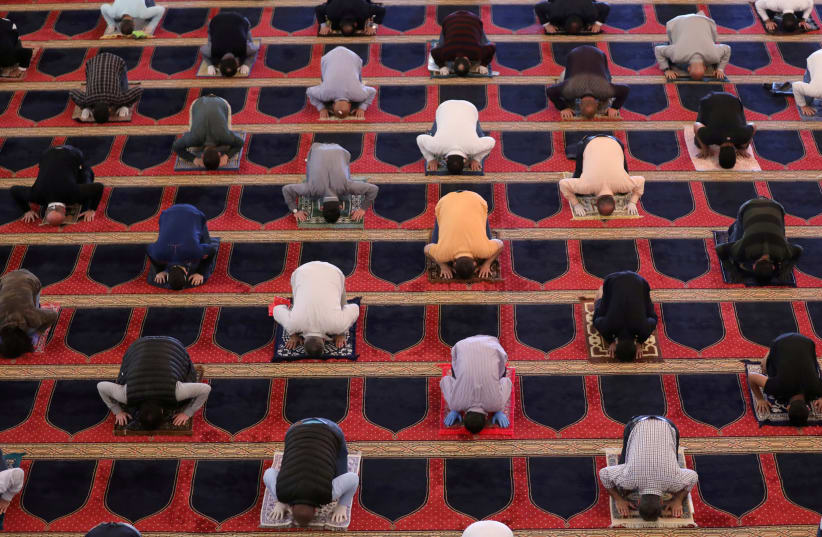 Worshippers observe social distancing at Friday prayers at al-Amin mosque in Beirut, Lebanon, May 8, 2020. (photo credit: MOHAMED AZAKIR / REUTERS)