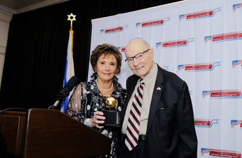 TPOH Co-Chair Peggy Shapiro presents Rabbi Weissberg an award at its 2019 Gala (photo credit: Courtesy)