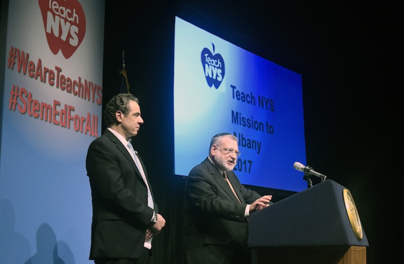 Allen Fagin, CEO of the Orthodox Union, introduces New York Gov. Andrew Cuomo (photo credit: COURTESY OF THE OU/JTA)