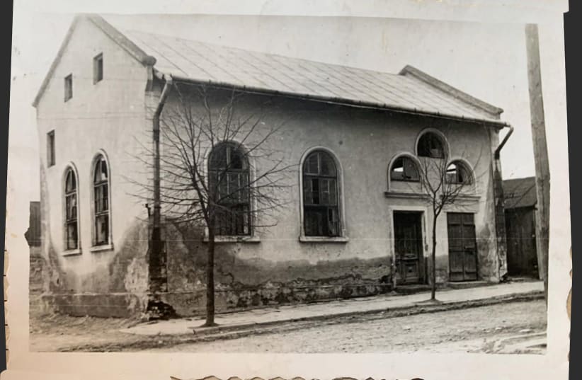 DZIKOWER SYNAGOGUE, 1940 (photo credit: SWITALSKI FAMILY COLLECTION)