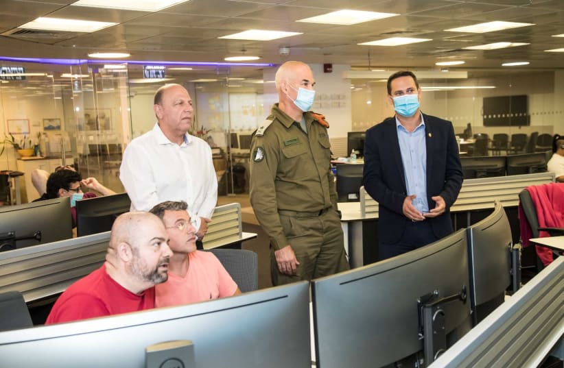 Head of the IDF's Homefront Command Maj.-Gen. Uri Gordin and Mayor of Rishon Letzion Raz Kinstlich (photo credit: ODED KARNI)