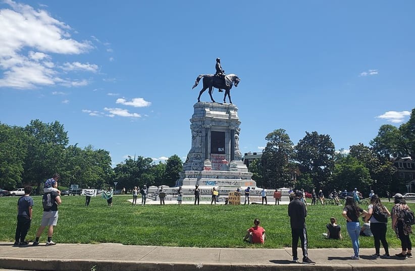Protesters are seen gathering around the defaced monument to Confederate General Robert E. Lee in Richmond, Virginia, following the death of George Floyd. (photo credit: Wikimedia Commons)