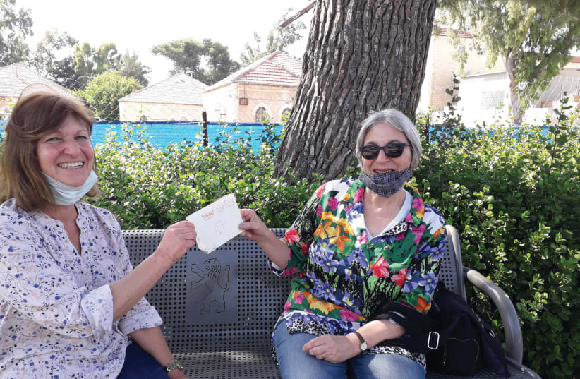 NIKKY GOLDSTEIN STRASSMAN gives the 40-year-old letter back to the writer in Jerusalem last week (photo credit: Courtesy)