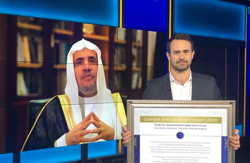 Sheikh Dr. Mohammed Al-Issa, General Secretary of World Muslim League receives an award from Sacha Roytman-Dratwa, director of the Combat Anti-Semitism Movement yesterday (photo credit: Courtesy)
