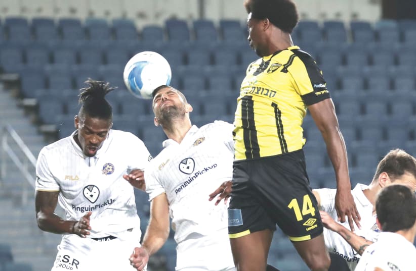 MACCABI TEL AVIV (in white) and Beitar Jerusalem battled to a boring 0-0 draw this week at Teddy Stadium in Israel Premier League Championship Playoff action. (photo credit: DANNY MAROM)