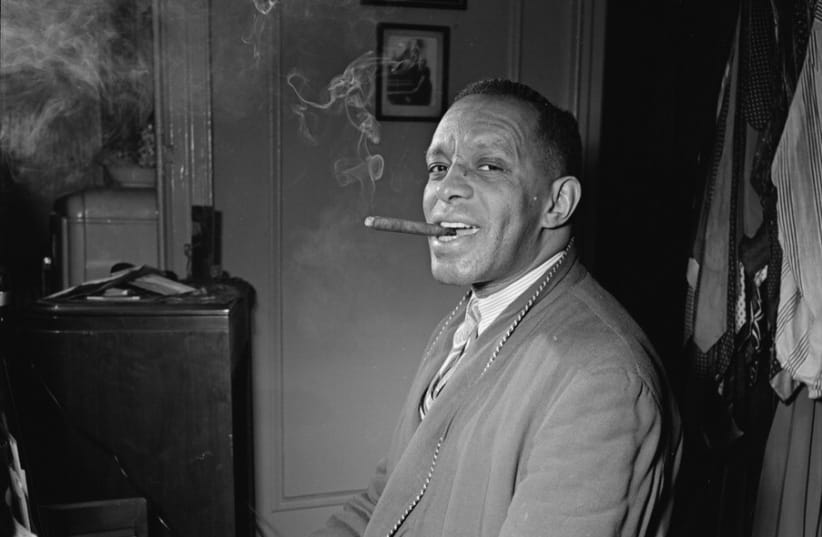 Portrait of Willie Smith in his apartment, Manhattan, New York, N.Y. (photo credit: Wikimedia Commons)
