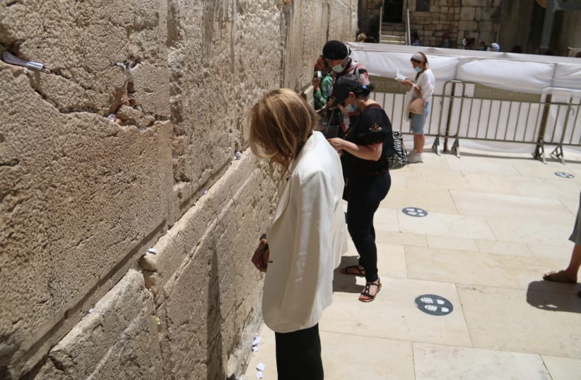Maria Grabowski, wife of Greek Prime Minister Kyriakos Mitsotakisis, is seen visiting the Western Wall in Jerusalem's Old City. (photo credit: THE WESTERN WALL HERITAGE FOUNDATION)