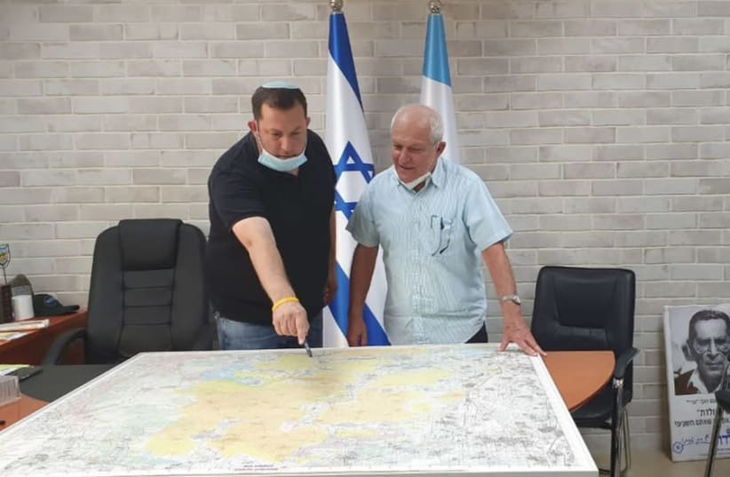  Samaria Regional Council head Yossi Dagan (L) speaks with Likud Central Committee head Haim Katz, June 22, 2020 (photo credit: ROI HADI)