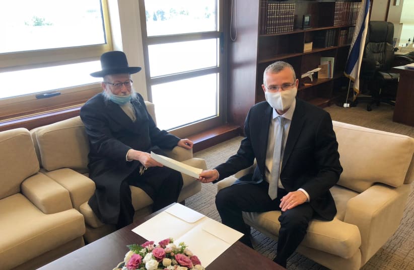 Housing and Construction Minister Ya'acov Litzman files his resignation from Knesset to Knesset Speaker Yariv Levin (photo credit: KNESSET)
