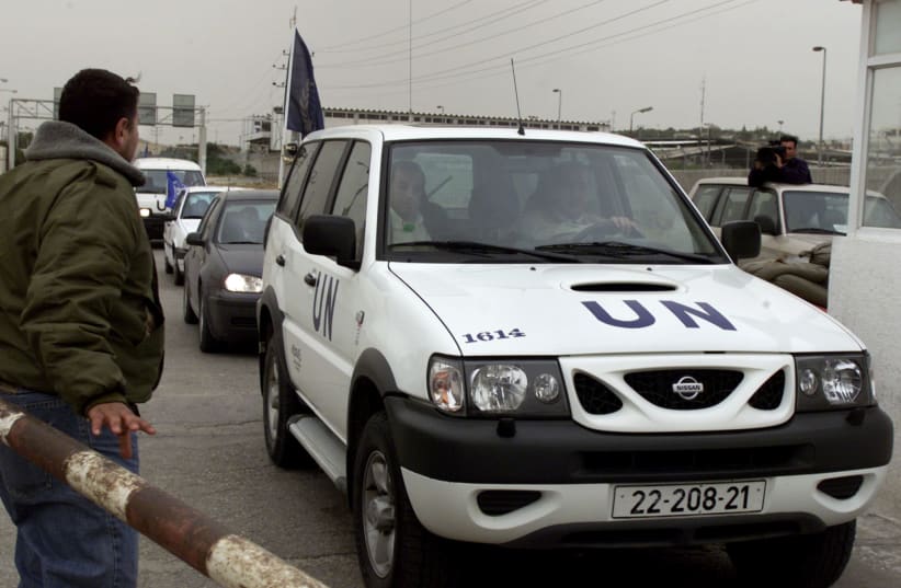A convoy of vehicles carrying international members of the United Nations the Gaza Strip for Israel after a UN official said all international staff left Gaza over speculations of a near Israeli attack March 31, 2002 (photo credit: REUTERS/SUHAIB SALEM)
