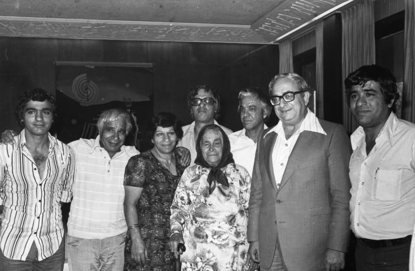 THE BANAI family in the 1980s with the man who spawned an artistic dynasty: then-president Yitzhak Navon. Right to left: Haim, Yitzhak Navon, Bechora, Aliza, Ya’akov, Gavri. Back row: Avraham, Yossi (photo credit: YAD IZHAK BEN-ZVI PHOTOGRAPHIC ARCHIVES)