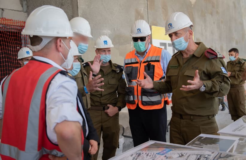 IDF Chief of Staff Aviv Kochavi meeting with the crew building new IDF centers in the south of the country  (photo credit: IDF SPOKESPERSON'S UNIT)