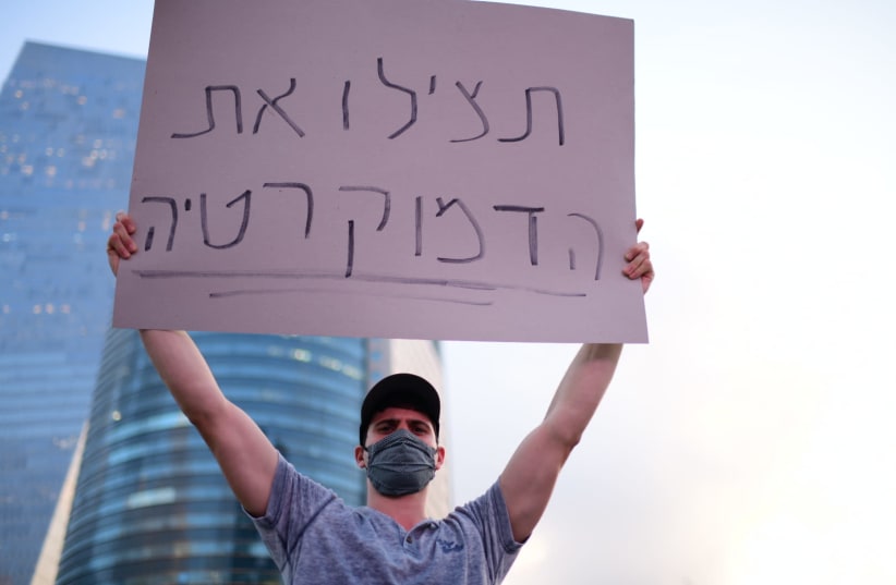 Israeli protestors protest against Israeli prime minister Benjamin in Tel Aviv on July 6, 2020. (photo credit: TOMER NEUBERG/FLASH90)