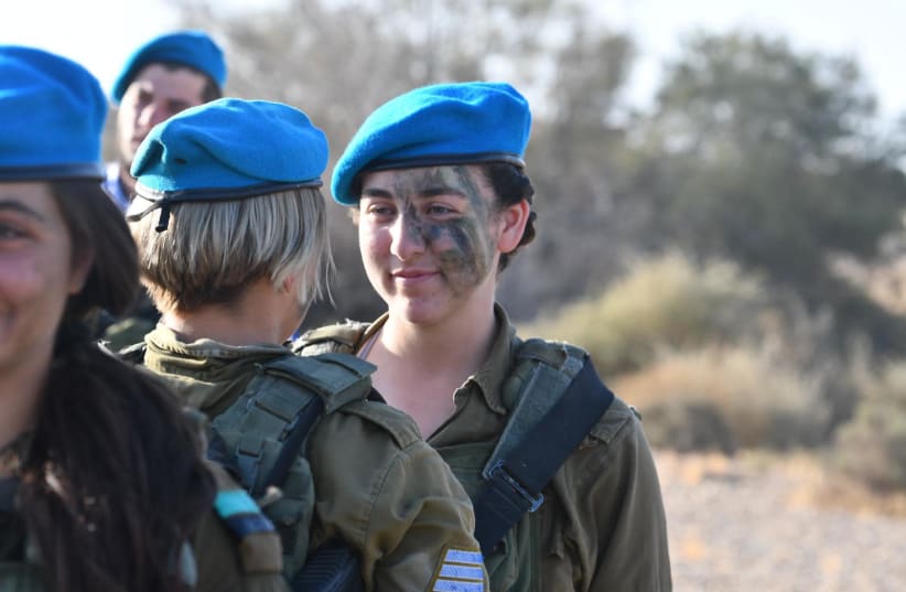 Menucha (Munchie) Milchtein, one of the newly-trained artillery fighters, receives her tuqouise Artillery Corps. beret from her commander (photo credit: IDF SPOKESPERSON'S UNIT)