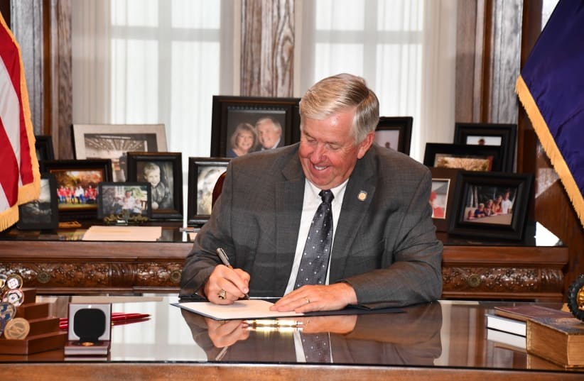 Missouri Governor Mike Parson signs an anti-BDS bill into law. July 13, 2020.  (photo credit: OFFICE OF MISSOURI GOVERNOR)