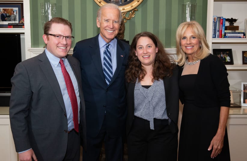 Aaron Keyak stands with Vice President Joe Biden and Dr. Jill Biden at a Jewish Leaders reception at the Naval Observatory Residence in Washington, D.C., Sept. 9, 2015 (photo credit: OFFICIAL WHITE HOUSE PHOTO/DAVID LIENEMANN)