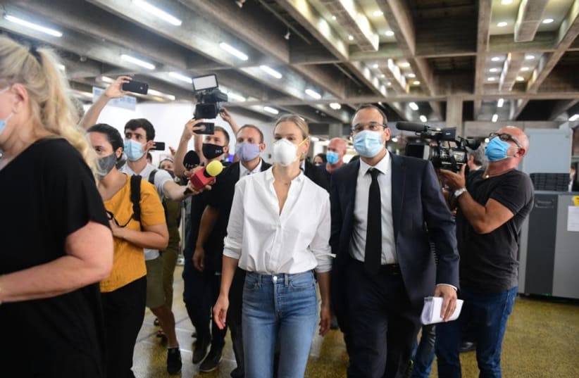 Bar Refaeli and her mother, Tzipi, arrive at a Tel Aviv court for their hearing into the family's tax evasion case, July 20, 2020 (photo credit: AVSHALOM SASSONI/MAARIV)