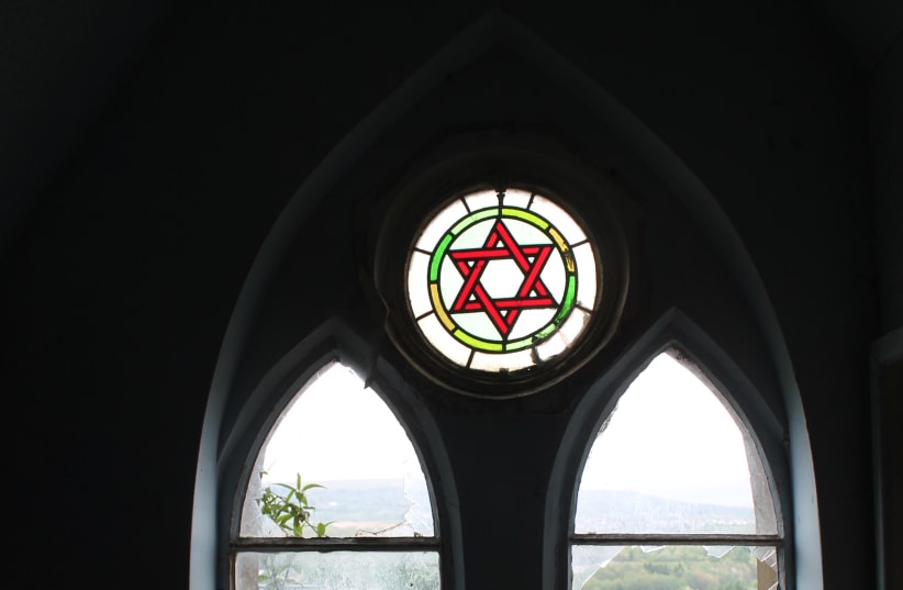 Star of David stained-glass window in the Wales synagogue (photo credit: FOUNDATION FOR JEWISH HERITAGE)