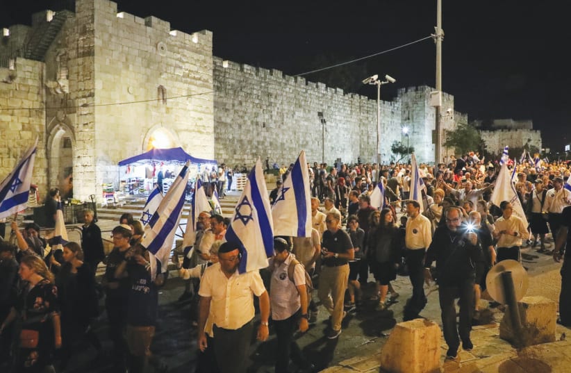 Marching around the gates to the Temple Mount in Jerusalem's Old City on Tisha Be'av eve, 2019 (photo credit: GERSHON ELINSON/FLASH90)
