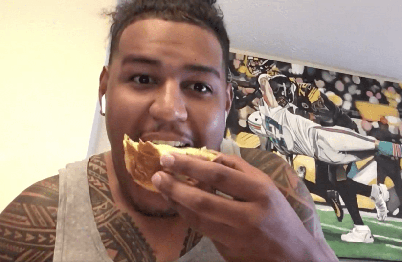 Pittsburgh Steelers offensive tackle Zach Banner tries challah for the first time.  (photo credit: TWITTER)