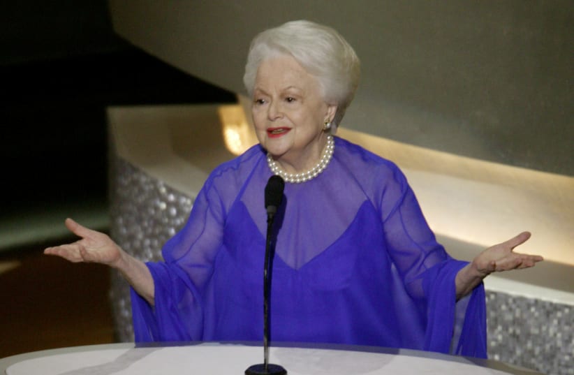 Actress Olivia de Havilland, former Oscar winner introduces fellow former Oscar winners as they pose for a group photograph at the 75th Annual Academy Awards at the Kodak Theatre in Hollywood, California, U.S. March 23, 2003. (photo credit: REUTERS/MIKE BLAKE)