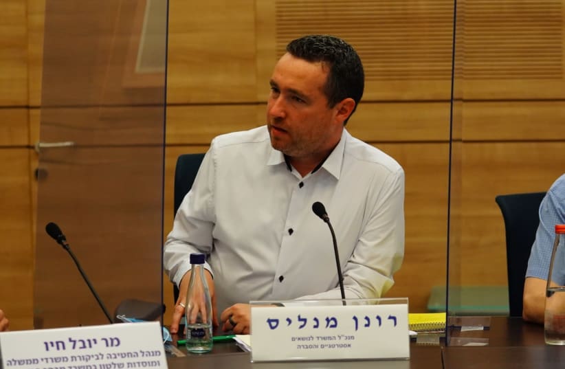 Strategic Affairs Ministry director-general Ronen Manelis addresses the Knesset State Control Committee, July 28, 2020 (photo credit: ADINA VALMAN/KNESSET SPOKESPERSON)