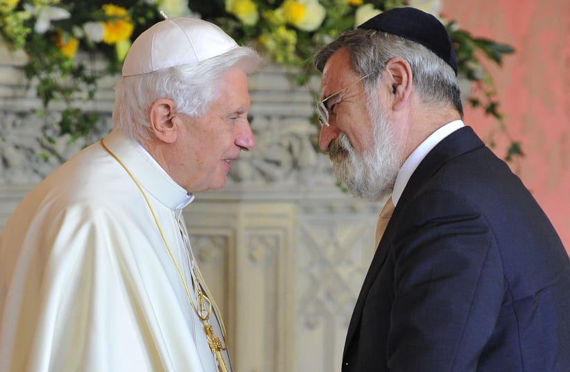 POPE BENEDICT XVI meets then-UK chief rabbi Jonathan Sacks in London in 2010 (photo credit: TOBY MELVILLE/REUTERS)