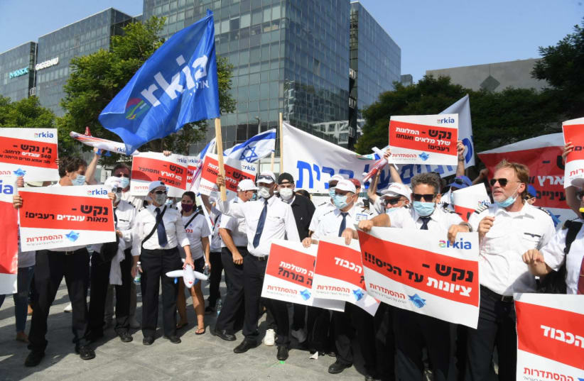Arkia employees demonstration in Tel Aviv (photo credit: YOSSI ZELIGER)