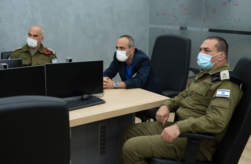 Ronni Gamzu visits the Home Front Command on July 29, 2020 (photo credit: DEFENSE MINISTRY)