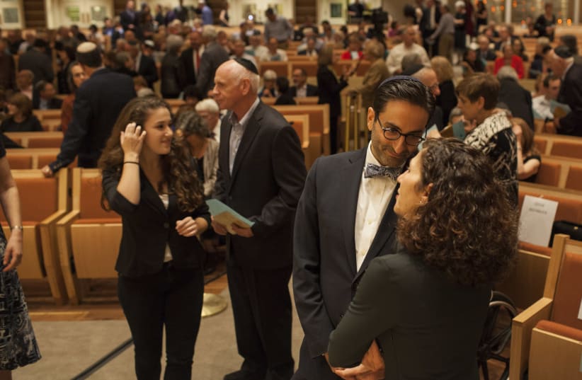 People crowd the sanctuary of Adas Israel Congregation in Washington, D.C., for a building dedication ceremony, Oct. 2, 2013 (photo credit: JARED SOARES/THE WASHINGTON POST VIA GETTY IMAGES)
