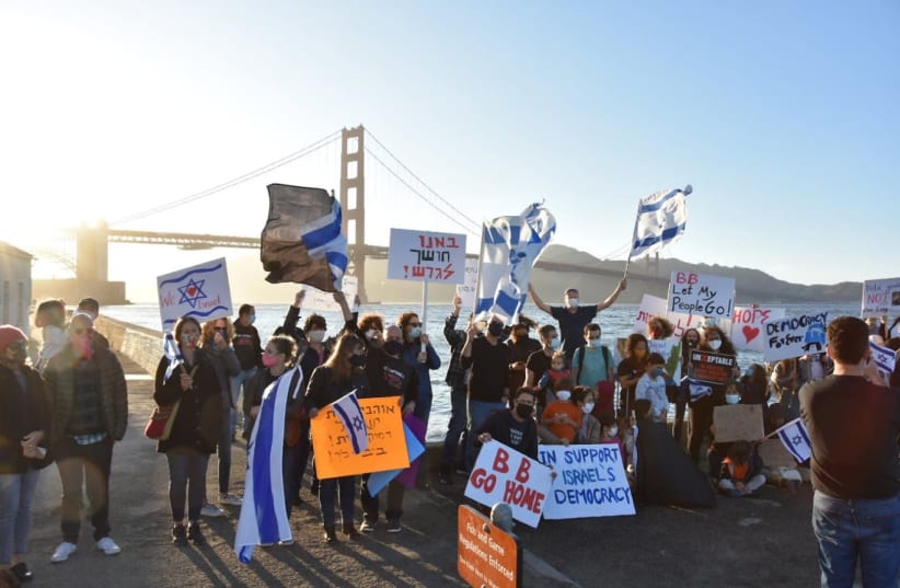 Demonstrators in San Francisco protest against Prime Minister Benjamin Netanyahu near the Golden Gate bridge. (photo credit: UNXEPTABLE SAN FRANCISCO)