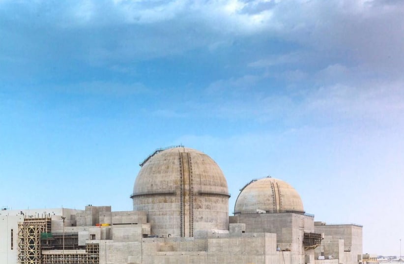 Barakah nuclear power plant under construction in 2017  (photo credit: WIKIMEDIA COMMONS/WIKIEMIRATI)