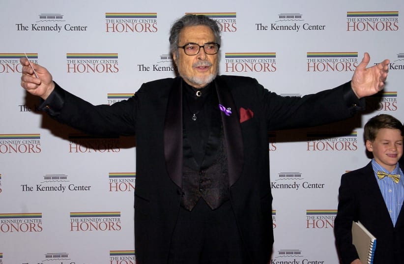Pianist Leon Fleisher, a 2007 Kennedy Center Honoree, greets photographers as he arrives for a Gala Dinner at the State Department in Washington December 1, 2007. (photo credit: MIKE THEILER/REUTERS)