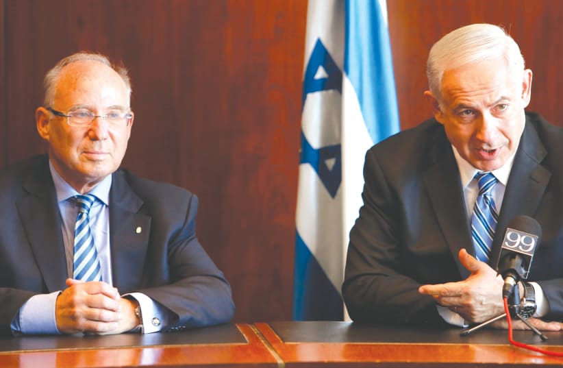 PRIME MINISTER Benjamin Netanyahu and then-Bank of Israel governor Jacob Frenkel at a press conference in 2013.  (photo credit: MIRIAM ALSTER/FLASH90)