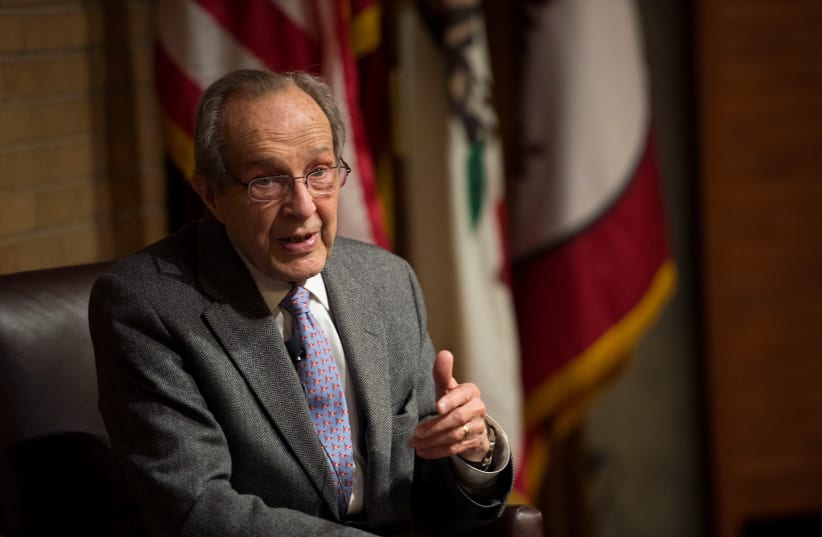 William Perry, a former U.S. secretary of defense, answers questions from guests during a dinner for technology industry leaders in Palo Alto, California, U.S., April 17, 2013 (photo credit: USA-NUCLEAR/MODERNIZE DEPARTMENT OF DEFENSE/GLENN FAWCETT/HANDOUT VIA REUTERS)