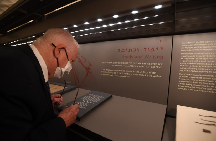 President Reuven Rivlin visits the Dead Sea Scrolls (photo credit: HAIM ZACH/GPO)