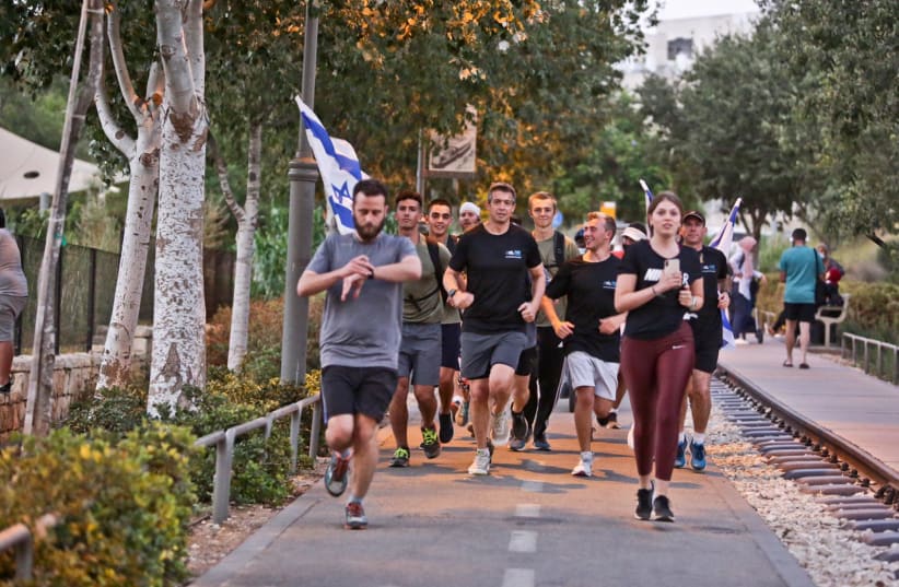 MK Yoaz Hendel runs with incoming lone soldiers (photo credit: YONIT SCHILLER)