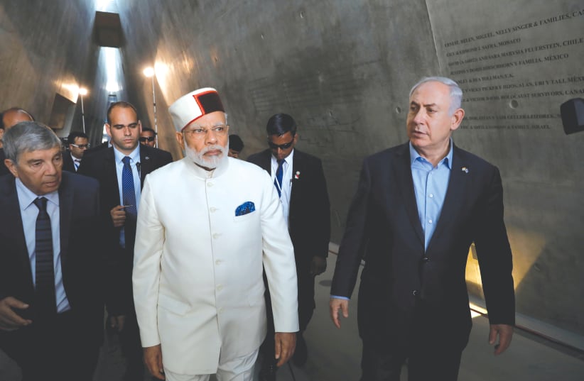 Benjamin Netanyahu accompanies Indian Prime Minister Narendra Modi during a visit to Yad Vashem in Jerusalem in 2017. (photo credit: ABIR SULTAN/POOL/VIA REUTERS)