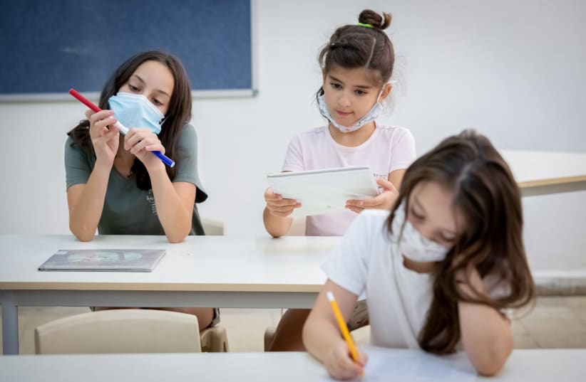 Israeli students wearing protective face masks in order to prevent the spread of the coronavirus in a school in Tel Aviv, August 23, 2020 (photo credit: CHEN LEOPOLD/FLASH90)