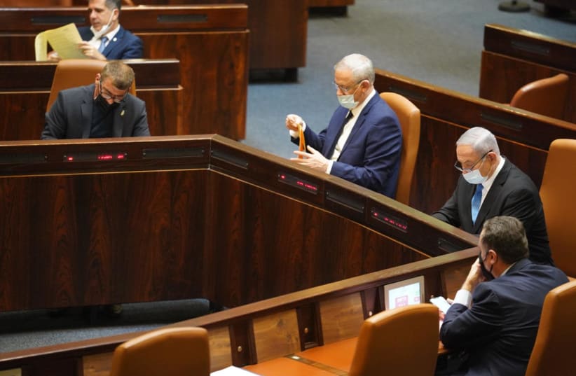 PM Benjamin Netanyahu and Alternate PM Benny Gantz vote on budget deadline extension bill (photo credit: KNESSET SPOKESPERSON/YEHONATAN SAMIYEH)