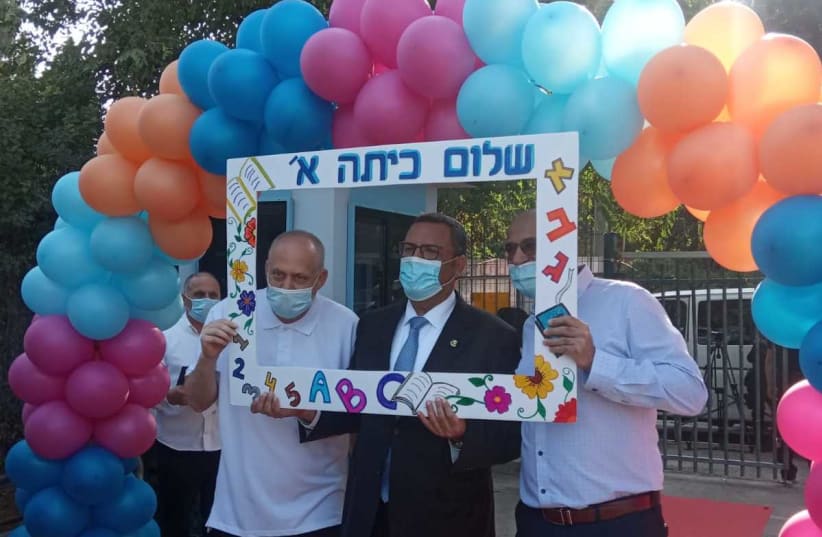 Jerusalem Mayor Moshe Lion welcomes the start of a new school yer, TALI Geulim Elementary School, Jerusalem, September 1, 2020 (photo credit: HAGAY HACOHEN)