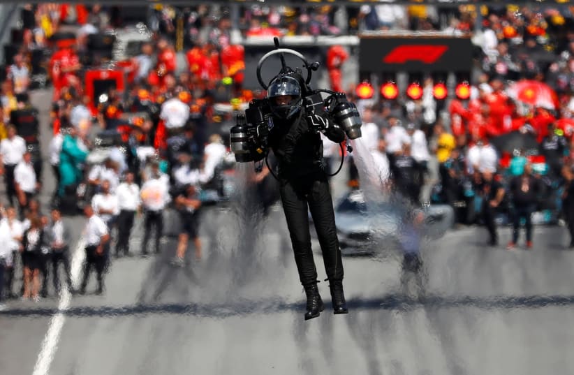 F1 Formula One - Austrian Grand Prix - Red Bull Ring, Spielberg, Austria - July 1, 2018 A man using a jet pack above the track before the match (photo credit: LEONHARD FOEGER / REUTERS)