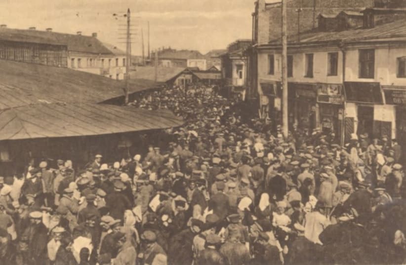 The Jewish market in Minsk, home to one of the largest Jewish populations in the Pale of Settlement. From the Folklore Research Center, Hebrew University of Jerusalem. (photo credit: NATIONAL LIBRARY OF ISRAEL)