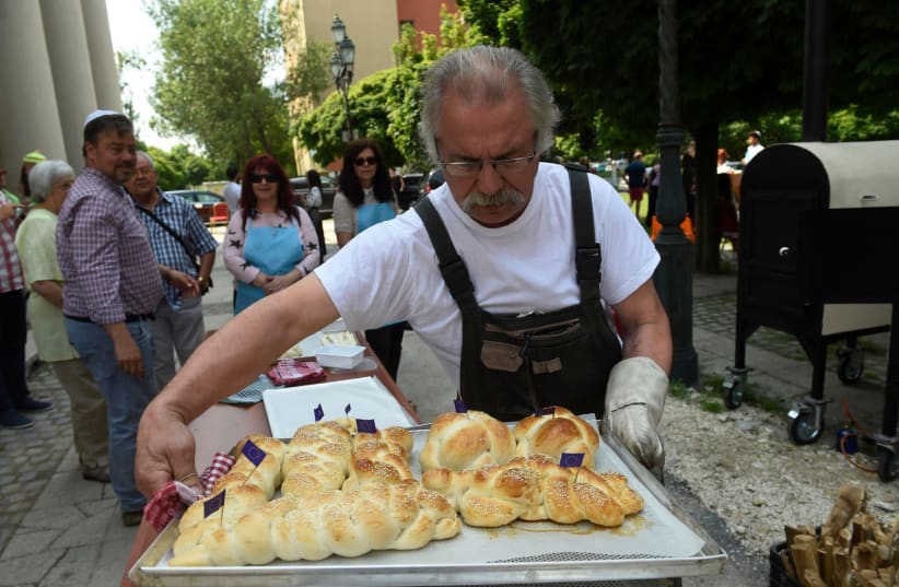 Hungarian Jews baking challah breads in front of the Obuda Synagogue in Budapest, Hungary on Oct. 7, 2019. (photo credit: COURTESY OF EMIH)