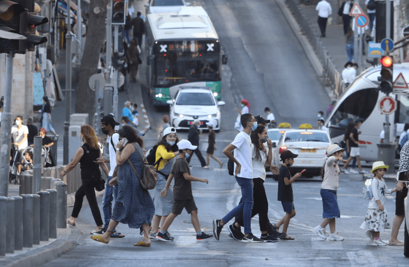 Pedestrians in Jerusalem don’t all adhere to the COVID-19 regulations. (photo credit: MARC ISRAEL SELLEM)