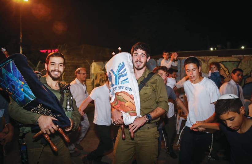 IDF SOLDIERS celebrate the Torah, 2019. (photo credit: GERSHON ELINSON/FLASH90)