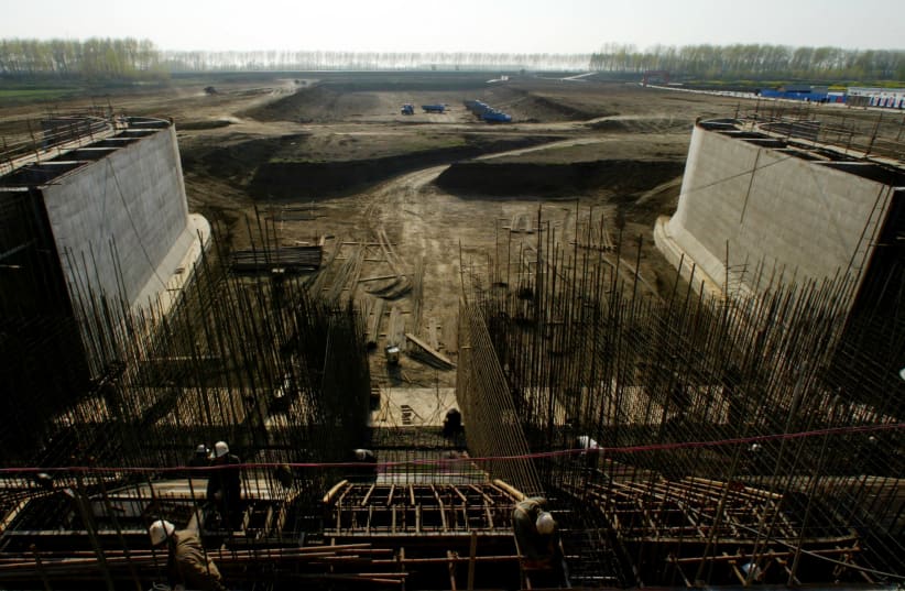 Workers build the Baoying Pumping Station in Yangzhou in China's eastern Jiangsu province April 8, 2004 (photo credit: REUTERS)
