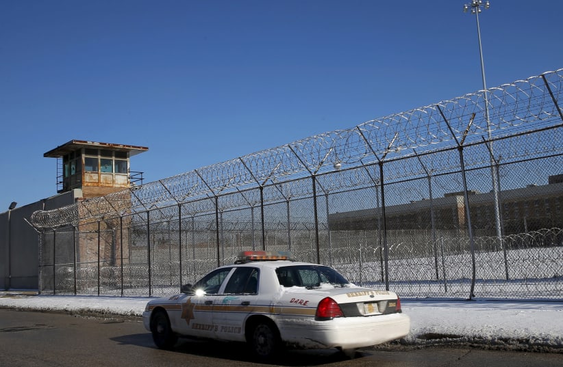 A Cook County Sheriff's police car patrols the exterior of the Cook County Jail in Chicago, Illinois, January 12, 2016. (photo credit: JIM YOUNG/REUTERS)
