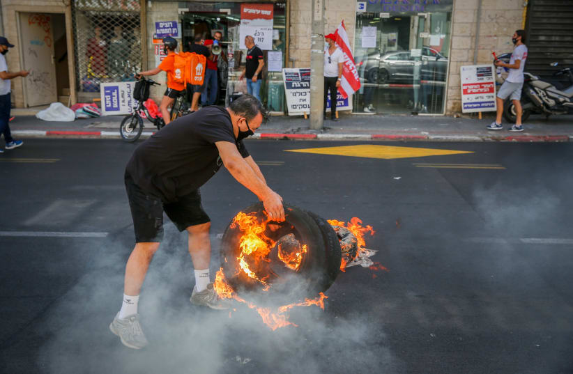 Business owners protest against the nationwide closure in Tel Aviv on October 15, 2020 (photo credit: FLASH90)