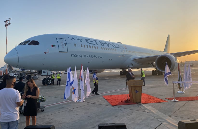 Etihad Airways' Boeing 787 ׳Greenliner׳ makes the first commercial flight to Israel, October 19, 2020 (photo credit: UDI SHAHAM)
